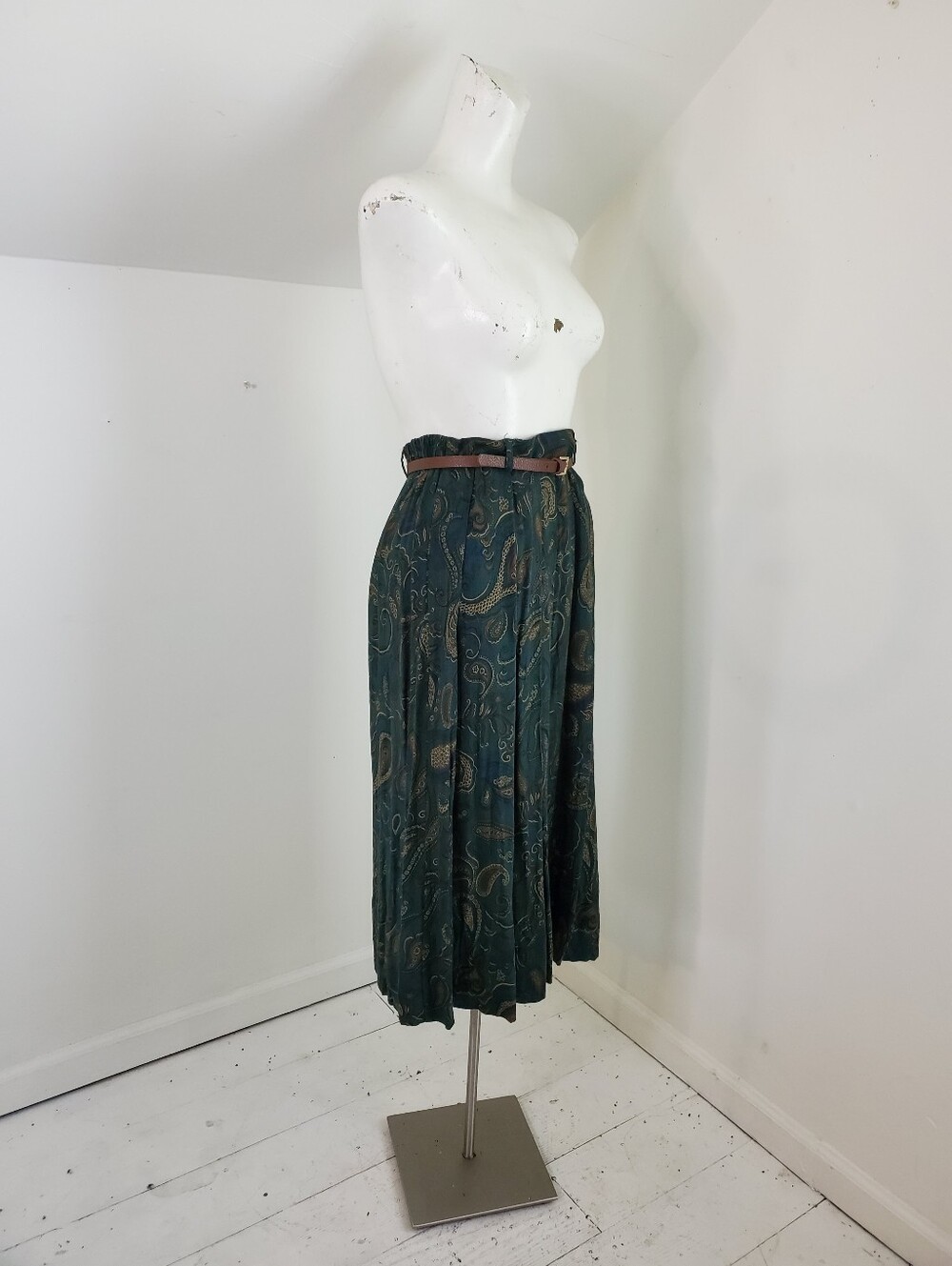 Sag Harbor Forest Green Paisley Print Pleated Midi Skirt - Picture 4 of 9